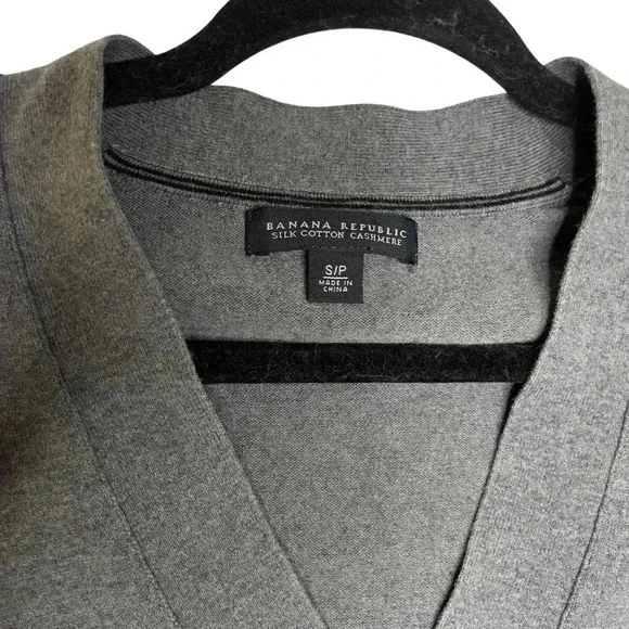 Banana Republic Luxury Blend Cashmere Silk Grey V-Neck Sweater Size Small - Picture 3 of 6